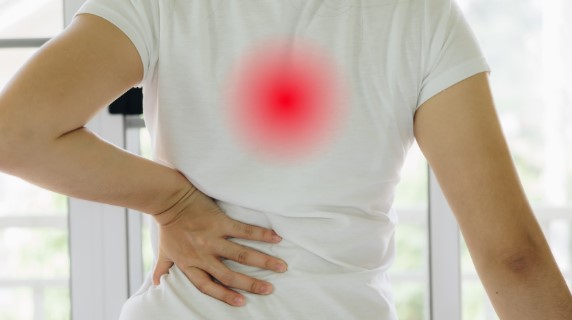 a women experiencing middle back pain