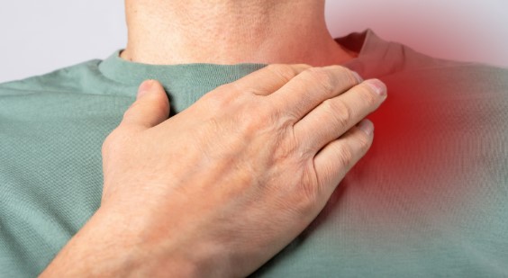 a man experiencing collarbone pain