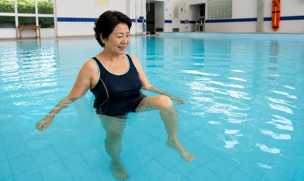 膝盖痛？试试这两个游泳池水中运动